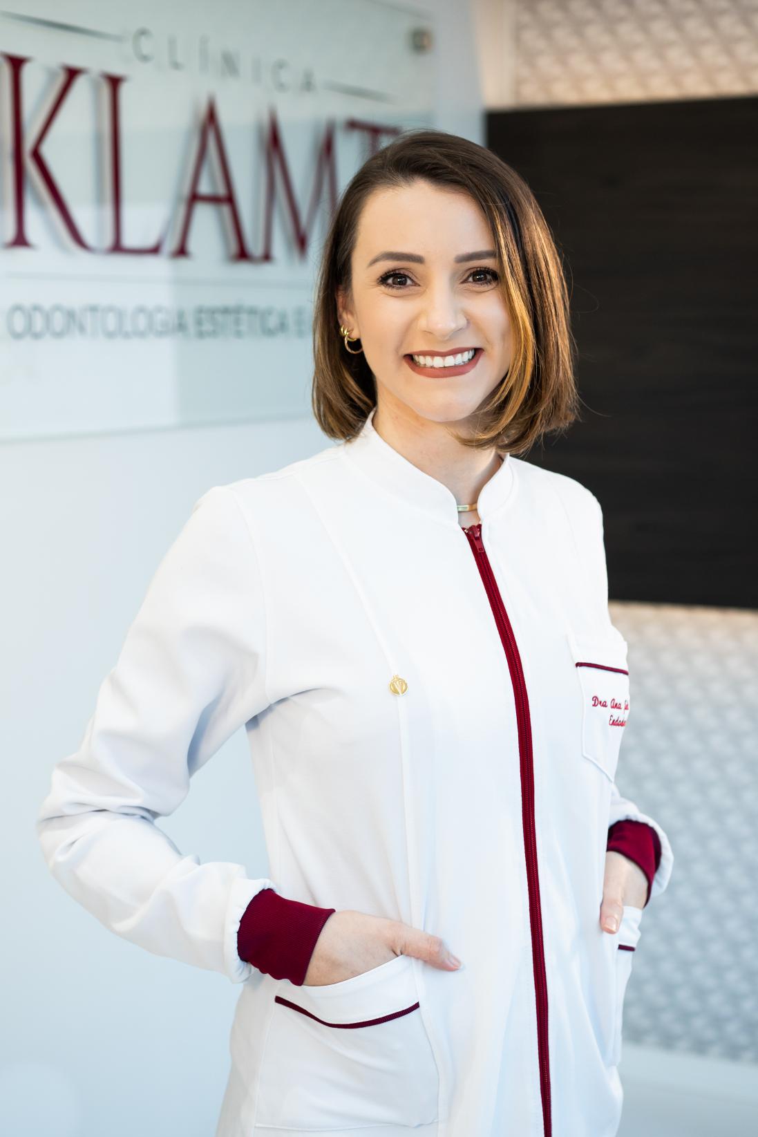 Dra. Ana Júlia Nunes - Especialista em Endodontia